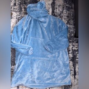 The comfy blue sweatshirt blanket